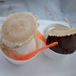 Eisdiele Peppino - Je 2 Kugeln / 2 scoops each. L: Stracciatella/Mandel (almond). R: Stracciatella/Schokolade (chocolate)