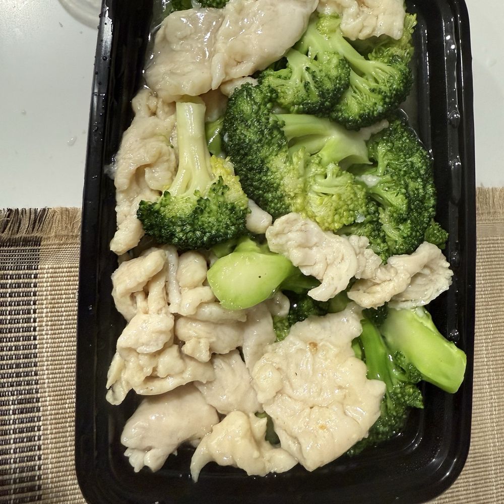 Happy China - Chicken Broccoli in white sauce - Cantonese Near Me - Piscataway Township, New Jersey