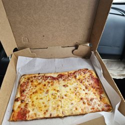 Dave's Marketplace - My tasty cheese pizza...yummy