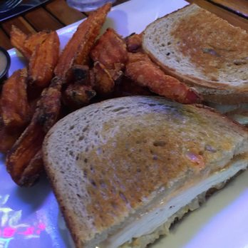 Dogtooth Bar & Grill - A flavorless sandwich - American Near Me - Wildwood, New Jersey