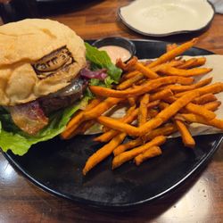 Karma's Wine Bar & Beer Garden - Hamburger con Batatas fritas.