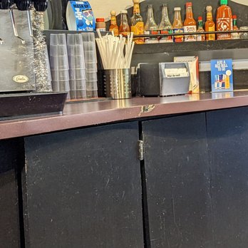 Pizza Schmizza Pub & Grub - Dirty and broken cabinets, worn-out countertop laminate - Pizza Near Me - Hillsboro, Oregon Pizza Schmizza Pub & Grub - Dirty and broken cabinets, worn-out countertop laminate - Pizza Near Me - Hillsboro, Oregon