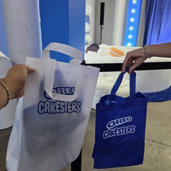 Oreo Cakesters - Totes - Pop-up Shops Near Me - New York, New York Oreo Cakesters - Totes - Pop-up Shops Near Me - New York, New York