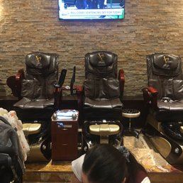 Brand new decor with nice new chairs