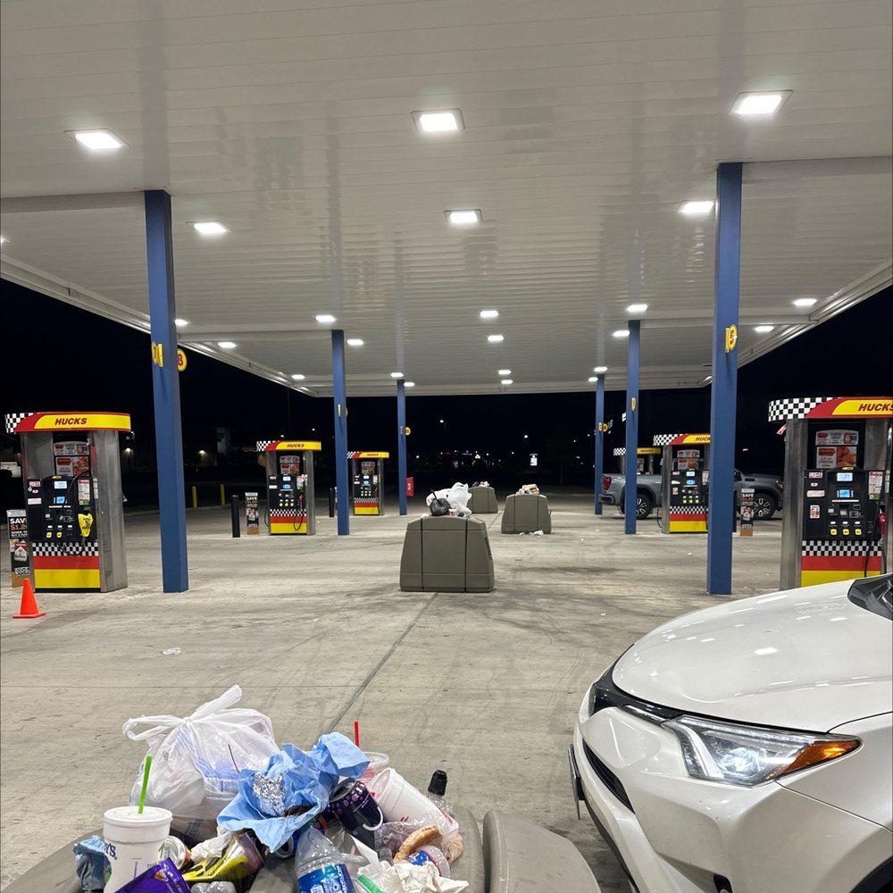 Hucks - Filled-to-the-brim and unemptied trash cans - Gas Stations Near Me - Jackson, Tennessee Hucks - Filled-to-the-brim and unemptied trash cans - Gas Stations Near Me - Jackson, Tennessee