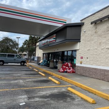 7-Eleven - the outside of a gas station - Convenience Stores Near Me - St Petersburg, Florida 7-Eleven - the outside of a gas station - Convenience Stores Near Me - St Petersburg, Florida