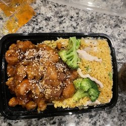 Wu's Kitchen - Sesame chicken (dinner portion)