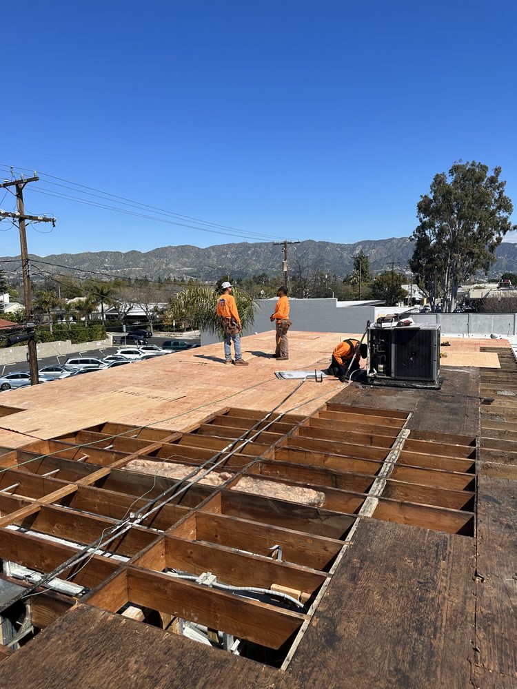 Slide of Van Lund Roofing and Solar