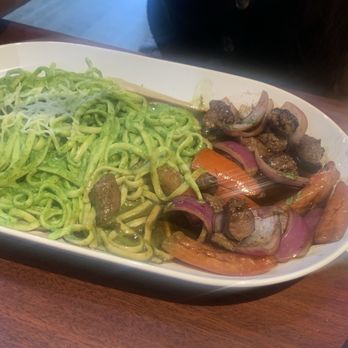 Lima Restaurant - Tallarines verdes con lomo saltado - Peruvian Near Me - Chicago, Illinois