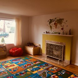 La Colmenita Bilingual Preschool - Circle time and reading groups