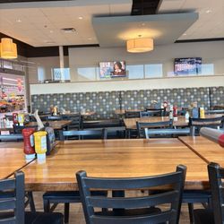 Hy-Vee Market Cafe - Market Grill seating. Looks nice, good for family or work gatherings.