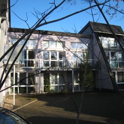 Kwandt Immobilien - Seitenansicht mit Parkplätzen
