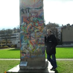 Ein Stück Mauer in Saarbrücken - hier sieht man mal, wie hoch diese Betonmauer war, es wäre schön, wenn die Mauern in den Herzen einiger Menschen auch fallen