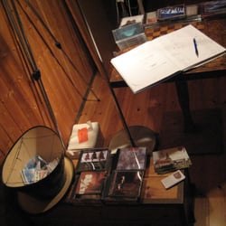 Hummers Kultursalon - Am Ausgang vvird das Geld einfach in die Schachtel gelegt. Auch hat man hier die Möglichkeit CDs zu kaufen und seine e-mail