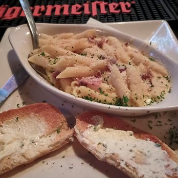 The Londoner - Londoner penne and cheese with garlic bread - Pubs Near Me - Addison, Texas The Londoner - Londoner penne and cheese with garlic bread - Pubs Near Me - Addison, Texas