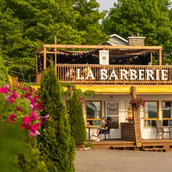 Québec Aventure Tours - Stay at out motel or have a beer at La Barberie