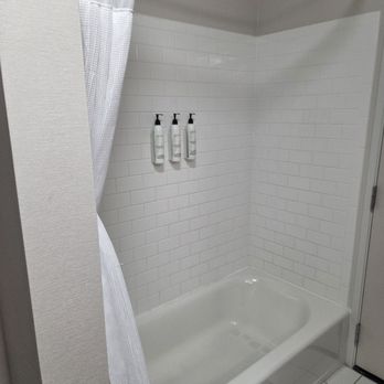Fairfield by Marriott Inn & Suites Omaha Downtown - Bath-Shower Combo - Hotels Near Me - Omaha, Nebraska