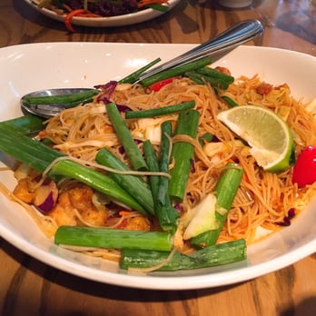 P.F. Chang's - Singapore street noodles - rice noodles, sliced chicken breast, shrimp, cabbage, scallions and tomatoes, tossed in Singapore-style curry - Chinese Near Me - Birmingham, Alabama P.F. Chang's - Singapore street noodles - rice noodles, sliced chicken breast, shrimp, cabbage, scallions and tomatoes, tossed in Singapore-style curry - Chinese Near Me - Birmingham, Alabama