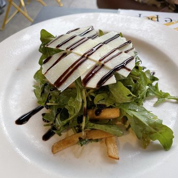 Cacio E Pepe - Insalata di rucola, pere e pecorino - Italian Near Me - New York, New York Cacio E Pepe - Insalata di rucola, pere e pecorino - Italian Near Me - New York, New York