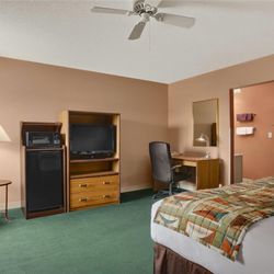 Baymont by Wyndham Sullivan - 1 King Bed Suite