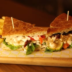 TOPRAK club sandwich
ızgara sebzeler, kurutulmuş domates, erzincan tulum peyniri, keçi peyniri, ceviz ve roka eşliğinde