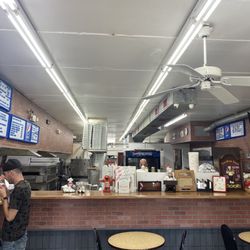 D & E-Z-O's Pizza - Inside