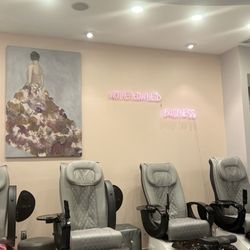 Pink Polish - The amazing spa chairs for toe manicures!