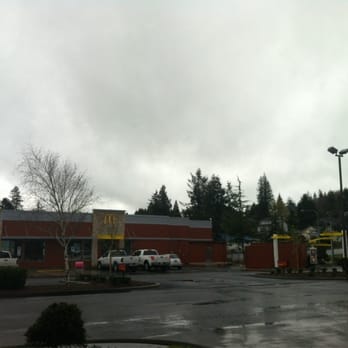 McDonald's - a parking lot with cars parked in it - Burgers Near Me - Raymond, Washington