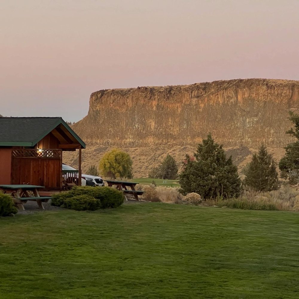 Crooked River Ranch Cabins Logo