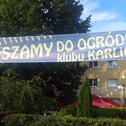 Baner wiszący nad tylnym ogródkiem Karlika
