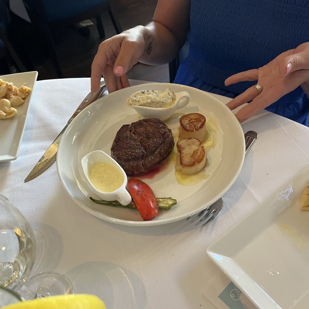 High Cotton - Filet mignon with scallops - Cocktail Bars Near Me - Charleston, South Carolina High Cotton - Filet mignon with scallops - Cocktail Bars Near Me - Charleston, South Carolina