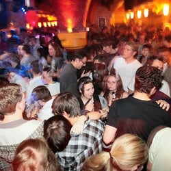 Mo Club - Tanzfläche - Links oben DJ-Pult - Rechts ist die lange Bar