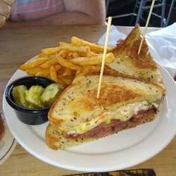 Rock & Brews - Pastrami reuben