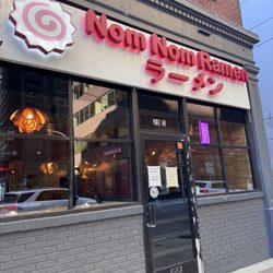 Nom Nom Ramen - Outside