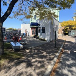 Right next to bike path this place is great to rent bikes