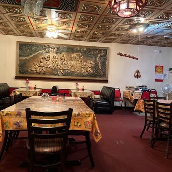 Thai Garden - a dining room with tables and chairs - Thai Near Me - Fort Oglethorpe, Georgia Thai Garden - a dining room with tables and chairs - Thai Near Me - Fort Oglethorpe, Georgia