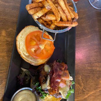 Saint-Sau - Burger - Gastropubs Near Me - Saint-Sauveur, Quebec