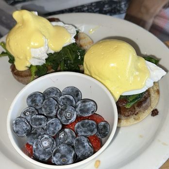 Fratelli Cafe - Big Ben (Filet Mignon Eggs Benedict) with berries ($3 up charge) - Coffee & Tea Near Me - Los Angeles, California