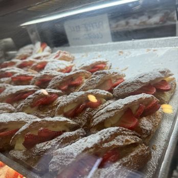 Cream Pan - Strawberry Croissant - Bakeries Near Me - Tustin, California