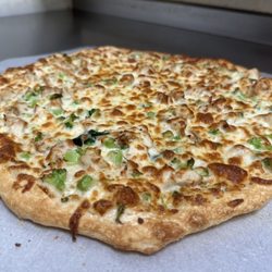 Hand Tossed Chicken & Broccoli Pizza