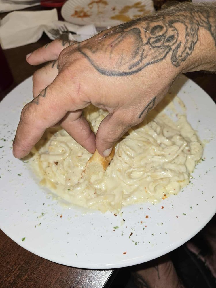 Papa V's Pizzeria Logo