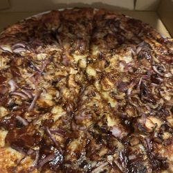 Rodeo pizza (bbq grilled chicken and red onion)