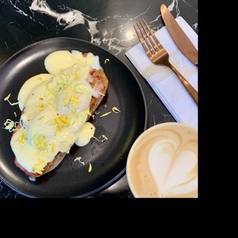 Black Oak Coffee Roasters - Eggs Benedict Tartine & Latte - Coffee & Tea Near Me - Healdsburg, California