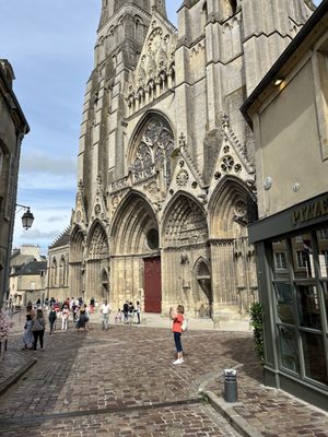 Notre-Dame de Bayeux by null