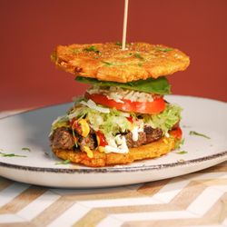 Doggi's Arepa Bar - Patacón de Churrasco