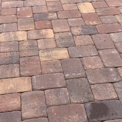 Lelis Brick & Pools - close up it paver job