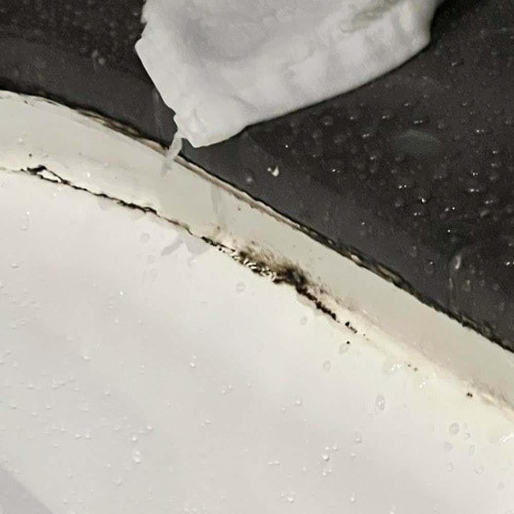 Grand Oasis Cancún - Black mold in the shower /tub - Hotels Near Me - Cancún, ROO
