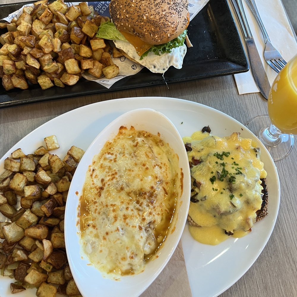 Cochon Dingue - Breakfast sandwich and country duo - French Near Me - Quebec City, Quebec Cochon Dingue - Breakfast sandwich and country duo - French Near Me - Quebec City, Quebec