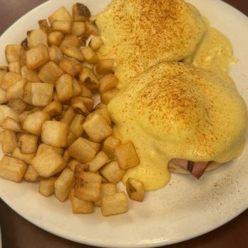 Ma's Place Restaurant - Potatoes eggs Benedict - Breakfast & Brunch Near Me - Puyallup, Washington Ma's Place Restaurant - Potatoes eggs Benedict - Breakfast & Brunch Near Me - Puyallup, Washington
