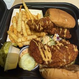 Hot chicken sliders with fries Hot chicken sliders with fries